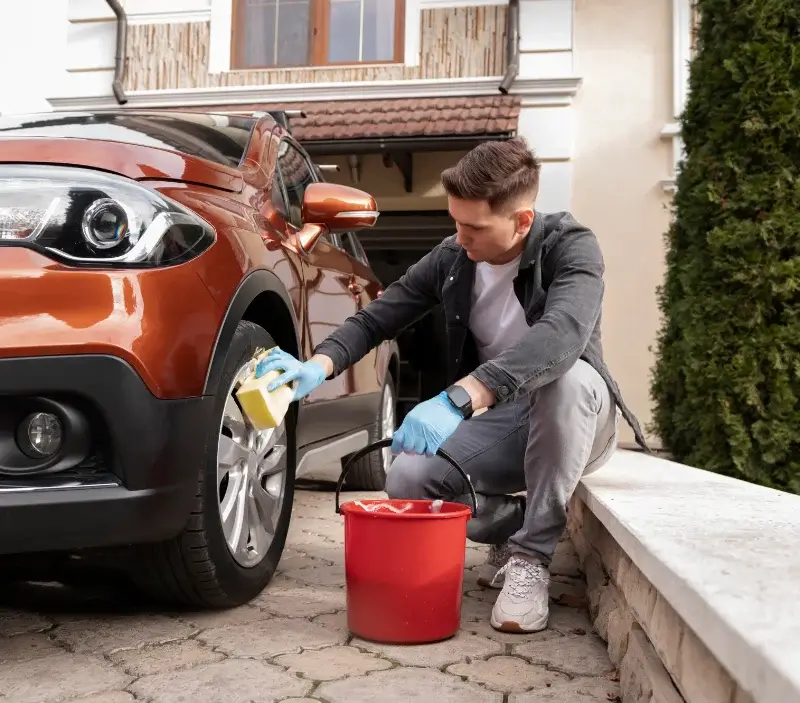 Lavage auto à domicile Bougival : professionnel intervenant sur un véhicule